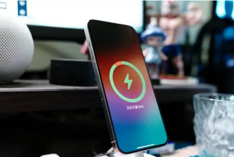娄底苹果15换屏服务分享用什么充电器给iPhone15充电更好 
